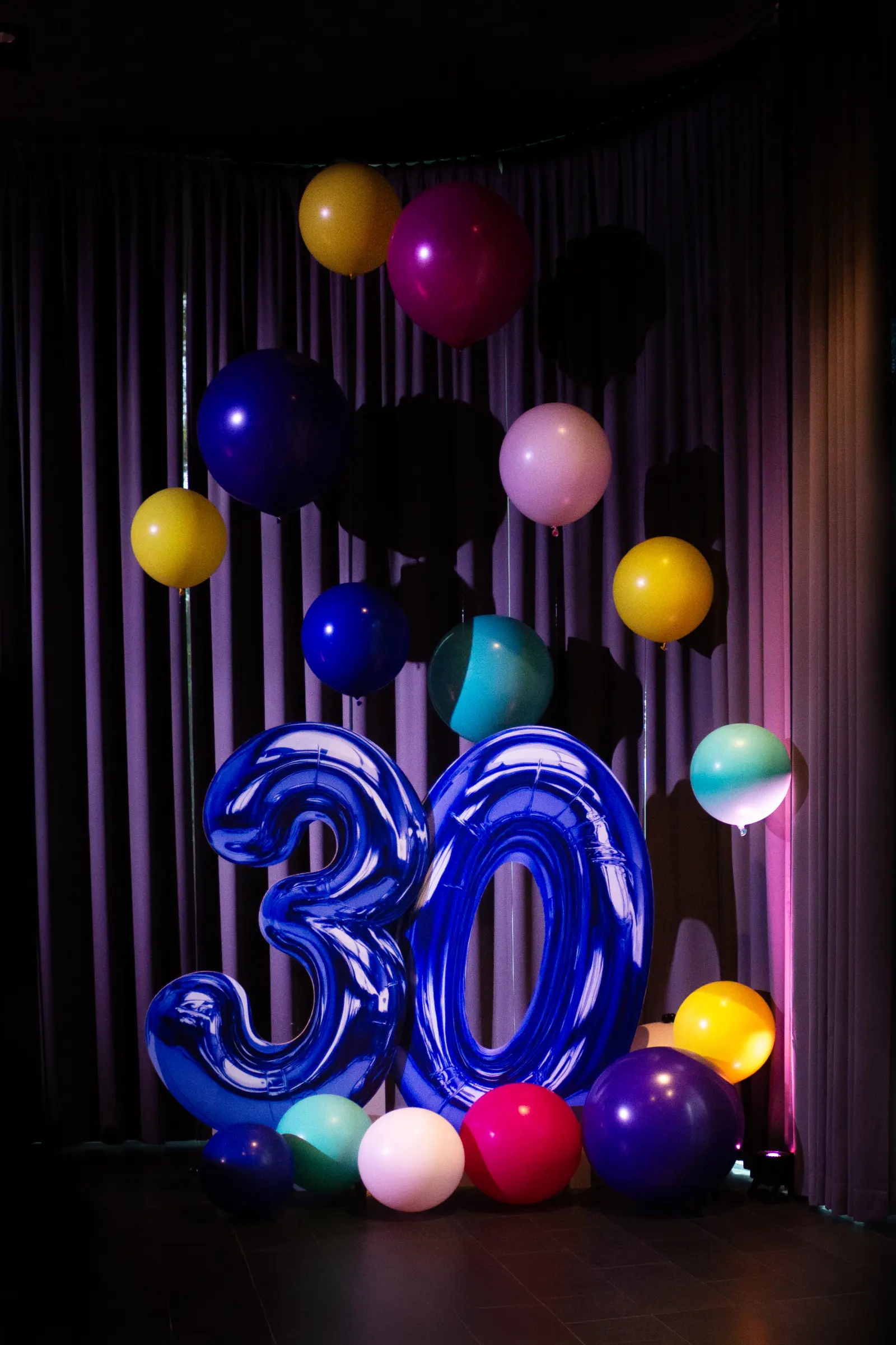 VVT 30-Jahr-Feier — überdimensionale „30“ aus Ballons in Blau