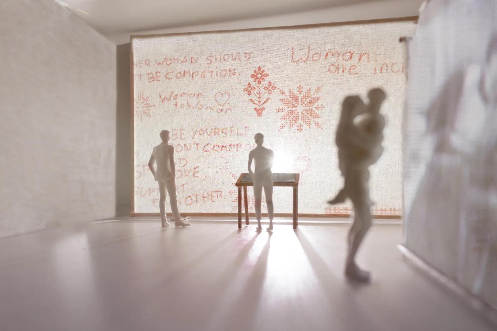 Woman to Woman — Modellfoto der Installation