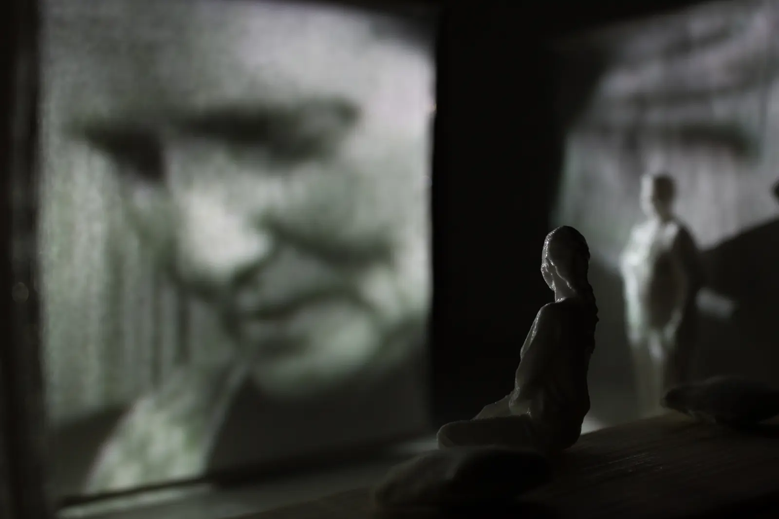 Woman to Woman — Modellfoto der Installation
